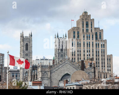 Skyline di Montreal Vecchia, con la Basilica di Notre Dame di fronte, una pietra vintage grattacielo in background e una bandiera canadese rinuncia a. La basilica è il ma Foto Stock