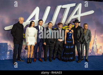 (L a R) di James Cameron, Jennifer Connelly, Keean Johnson, produttore Jon Landau, Yukito Kishiro , autore del ALITA graphic novel,, Rosa Salazar, regista Robert Rodriguez e Christoph Waltz assiste la prima mondiale di "alita: Battle Angel' di Odeon Leicester Square. Foto Stock