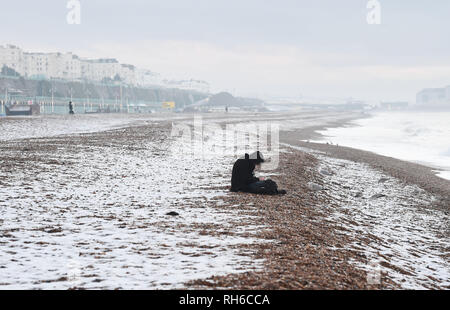 Brighton Regno Unito 1 Febbraio 2019 - Spiaggia di Brighton dopo una nevicata durante la notte . La neve e il ghiaccio ha causato problemi con i mezzi di trasporto pubblico in tutto il sud e molte scuole sono state chiuse in Gran Bretagna Credito: Simon Dack/Alamy Live News Foto Stock