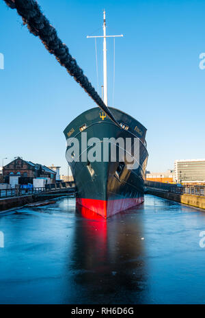 Leith, Edimburgo, Scozia, Regno Unito, 1 febbraio 2019. Regno Unito tempo: Fenomeno insolito di acqua congelata nel porto di Leith. MV Fingal Edinburgh, un lussuoso hotel galleggiante a 5 stelle di recente apertura, è congelato nell'acqua di Alexandra Dock Foto Stock