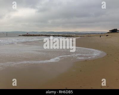 Banchi di sabbia spiaggia, Poole, Dorset, Regno Unito. Il 1 febbraio, 2019. La neve è scesa sul Purbeck Hills nel Dorset, alcuni di cui sulle spiagge. L alta marea brough in alcune belle onde ed era piacevole camminare sulla spiaggia. Suzanne credito McGowan / Alamy Live News Foto Stock