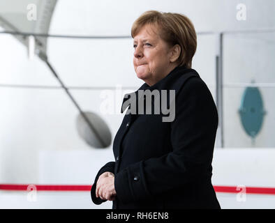 Berlino, Germania. 01 feb 2019. Il Cancelliere federale Angela Merkel (CDU) è in attesa di fronte alla Cancelleria federale per il primo ministro di Armenia, Paschinyan. Credito: Bernd von Jutrczenka/dpa/Alamy Live News Foto Stock