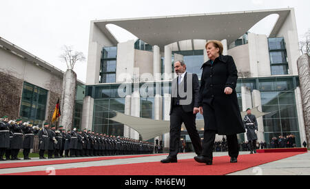 Berlino, Germania. 01 feb 2019. Il Cancelliere federale Angela Merkel (r, CDU) saluta Nikol Paschinyan, Primo Ministro di Armenia, con gli onori militari prima della Cancelleria federale. Credito: Bernd von Jutrczenka/dpa/Alamy Live News Foto Stock