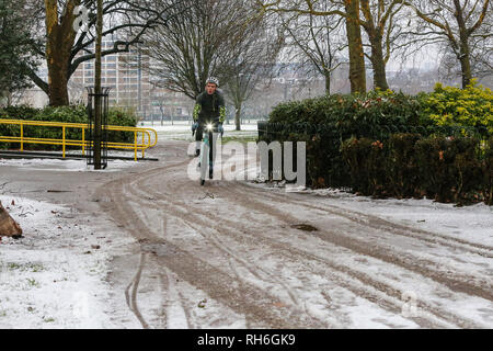 Londra, Regno Unito. Il 1° febbraio 2019. Un ciclista è visto a Finsbury Park, a nord di Londra, dopo una notte di nevicata nella capitale. Credito: Dinendra Haria/SOPA Immagini/ZUMA filo/Alamy Live News Foto Stock