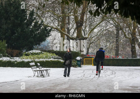 Londra, Regno Unito. Il 1° febbraio 2019. Le persone sono considerate a Finsbury Park ricoperta di neve, a nord di Londra, dopo una notte di nevicata nella capitale. Credito: Dinendra Haria/SOPA Immagini/ZUMA filo/Alamy Live News Foto Stock