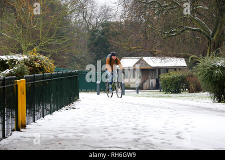 Londra, Regno Unito. Il 1° febbraio 2019. Un ciclista è visto a Finsbury Park, a nord di Londra, dopo una notte di nevicata nella capitale. Credito: Dinendra Haria/SOPA Immagini/ZUMA filo/Alamy Live News Foto Stock