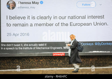 Londra, UK, 1 feb 2019. Un pedone passato passeggiate billboard in Highbury, Londra, mostrando una citazione dal primo ministro Theresa Maggio (poi Home segretario), da aprile 2016. Una chiamata di gruppo se stessi "Led da asini' crowdfunding sono una campagna denominata "Let's incollare queste tweet in tutta la Gran Bretagna', affitto i cartelloni pubblicitari in tutto il paese per mostrare le citazioni e i tweet di Brexit relative promesse da parte di politici e altre dichiarazioni di eminenti Brexiteers. Credito: Imageplotter News e sport/Alamy Live News Foto Stock