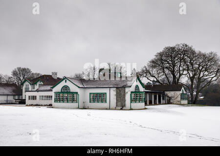 Woking, Surrey, sud-est dell'Inghilterra, Regno Unito, 01 febbraio 2019. Dopo una notte fredda con qualche nevicata, un leggero strato di neve copre il campo da golf a Woking Golf Club in Hook Heath, Woking, Surrey, Regno Unito. Il noioso, fosche previsioni, plumbeo cielo grigio e temperature di congelamento producono un quasi monocromatico / paesaggio monocromatico e di conseguenza nessuno essendo all'aperto per giocare a golf: non è un buon giorno per essere fuori a giocare a golf. Credito: Graham Prentice/Alamy Live News. Foto Stock