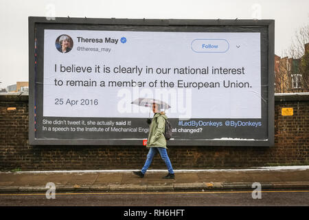 Londra, UK, 1 feb 2019. Un pedone passato passeggiate billboard in Highbury, Londra, mostrando una citazione dal primo ministro Theresa Maggio (poi Home segretario), da aprile 2016. Una chiamata di gruppo se stessi "Led da asini' crowdfunding sono una campagna denominata "Let's incollare queste tweet in tutta la Gran Bretagna', affitto i cartelloni pubblicitari in tutto il paese per mostrare le citazioni e i tweet di Brexit relative promesse da parte di politici e altre dichiarazioni di eminenti Brexiteers. Credito: Imageplotter News e sport/Alamy Live News Foto Stock