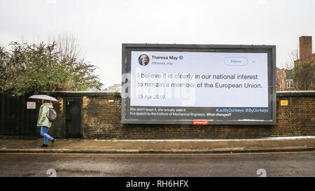 Londra, UK, 1 feb 2019. Un pedone passato passeggiate billboard in Highbury, Londra, mostrando una citazione dal primo ministro Theresa Maggio (poi Home segretario), da aprile 2016. Una chiamata di gruppo se stessi "Led da asini' crowdfunding sono una campagna denominata "Let's incollare queste tweet in tutta la Gran Bretagna', affitto i cartelloni pubblicitari in tutto il paese per mostrare le citazioni e i tweet di Brexit relative promesse da parte di politici e altre dichiarazioni di eminenti Brexiteers. Credito: Imageplotter News e sport/Alamy Live News Foto Stock