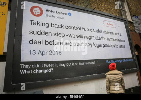 Londra, UK, 1 feb 2019. Un passante guarda un cartellone a Finsbury Park, a nord di Londra, che mostra un preventivo da "voto lasciare' campagna da aprile 2016. Una chiamata di gruppo se stessi "Led da asini' crowdfunding sono una campagna denominata "Let's incollare queste tweet in tutta la Gran Bretagna', affitto i cartelloni pubblicitari in tutto il paese per mostrare le citazioni e i tweet di Brexit relative promesse da parte di politici e altre dichiarazioni di eminenti Brexiteers. Credito: Imageplotter News e sport/Alamy Live News Foto Stock