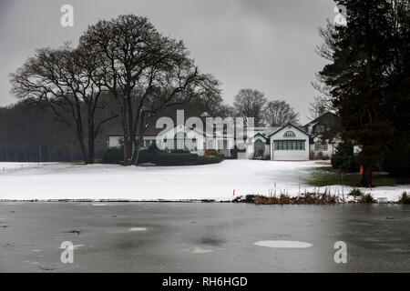 Woking, Surrey, sud-est dell'Inghilterra, Regno Unito, 01 febbraio 2019. Dopo una notte fredda con qualche nevicata, un leggero strato di neve copre il campo da golf a Woking Golf Club in Hook Heath, Woking, Surrey, Regno Unito. Il noioso, fosche previsioni, plumbeo cielo grigio e temperature di congelamento producono un quasi monocromatico / paesaggio monocromatico e di conseguenza nessuno essendo all'aperto per giocare a golf: non è un buon giorno per essere fuori a giocare a golf. Credito: Graham Prentice/Alamy Live News. Foto Stock