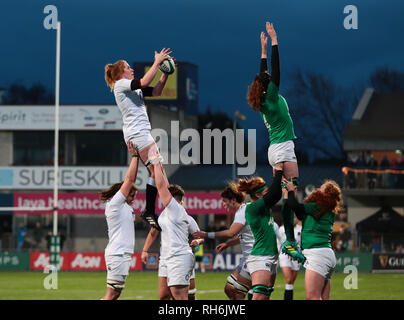 Energia Park, Dublin, Irlanda. Il 1° febbraio 2019. Womens Sei Nazioni di rugby, Irlanda contro l'Inghilterra; Caterina O'Donnell (Inghilterra) raccoglie la sfera lineout Credito: Azione Sport Plus/Alamy Live News Foto Stock