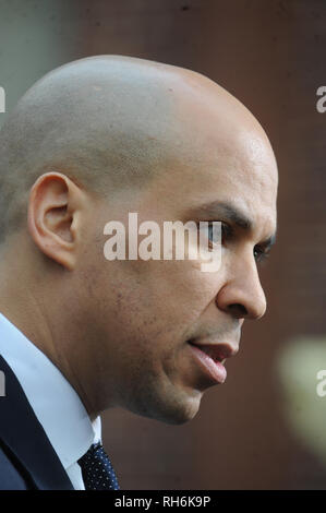 ***FILE FOTO*** Cory Booker annuncia 2020 Presidenziale Sindaco di Newark Cory Booker presso la nuova speranza della Chiesa Battista per il funerale del cantante Whitney Houston a Newark, New Jersey. Il 18 febbraio 2012. Credito: Dennis Van Tine/MediaPunch Foto Stock