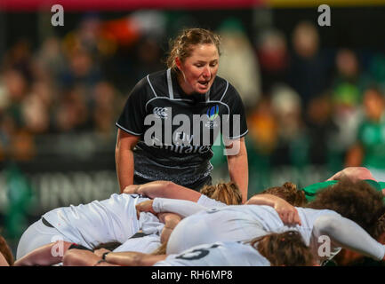 Energia Park, Dublin, Irlanda. Il 1° febbraio 2019. Womens Sei Nazioni di rugby, Irlanda contro l'Inghilterra; arbitro Aimee Barrett fornisce il pacchetto di mischia di credito chiamate: Azione Plus sport/Alamy Live News Foto Stock