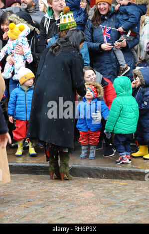 Bristol, Regno Unito. Il 1° febbraio 2019. La Duchessa di Sussex ''Meghan'' visto durante la loro visita a Bristol. Le Loro Altezze Reali ha incontrato i membri del pubblico, come sono arrivati presso la Old Vic. Bristol Old Vic. Credito: Terry Scott/SOPA Immagini/ZUMA filo/Alamy Live News Foto Stock