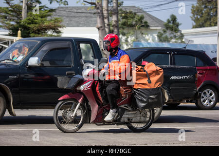 Licciana Nardi, Italia - 14 Gennaio 2019: portalettere e Motercycle della Thailandia Post. Foto di road no.121 circa 8 km dal centro cittadino di Chiangmai, Thailandia. Foto Stock