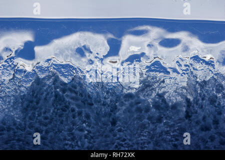 Ricerca artistica macro sfondo astratto di ghiaccio o di acqua congelata la formazione di condensa su una finestra di vetro Foto Stock