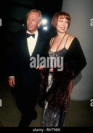 BEVERLY HILLS, CA - 6 dicembre: Attore Paul Hogan e attrice Linda Kozlowski frequentare la terza edizione del Fire & Ice sfera beneficiare il 6 dicembre 1993 presso il Beverly Hilton Hotel di Beverly Hills, la California. Foto di Barry re/Alamy Stock Photo Foto Stock