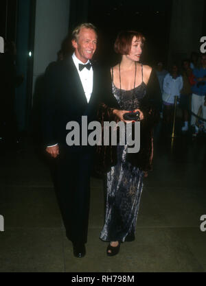 BEVERLY HILLS, CA - 6 dicembre: Attore Paul Hogan e attrice Linda Kozlowski frequentare la terza edizione del Fire & Ice sfera beneficiare il 6 dicembre 1993 presso il Beverly Hilton Hotel di Beverly Hills, la California. Foto di Barry re/Alamy Stock Photo Foto Stock