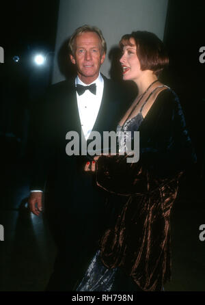 BEVERLY HILLS, CA - 6 dicembre: Attore Paul Hogan e attrice Linda Kozlowski frequentare la terza edizione del Fire & Ice sfera beneficiare il 6 dicembre 1993 presso il Beverly Hilton Hotel di Beverly Hills, la California. Foto di Barry re/Alamy Stock Photo Foto Stock