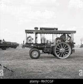 Anni sessanta, ragazzi su un mezzo semovente a restaurata con trazione a vapore motore,con il nome J. Lawrence, Gt. Milton, Oxford. motori a trazione a vapore erano stati sviluppati per spostare carichi pesanti sulle aziende agricole e le altre località rurali invece di animali, principalmente progetti di cavalli e hanno rivoluzionato l'agricoltura. Essi sono stati sostituiti dai trattori che erano più leggeri, più rapidi e più versatile. Foto Stock