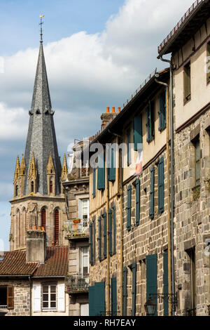 Vista sul campanile della cattedrale di Aurillac , Cantal, Auvergne Rhone Alpes, Francia, Europa Foto Stock