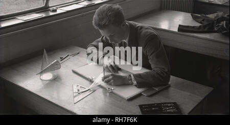 Degli anni Cinquanta, un giovane studente di sesso maschile seduto alla scrivania con strumenti manuali, penna, goniometro, sfera etc facendo disegni tecnici, Inghilterra, Regno Unito. Nel settore ingegneria e disegni tecnici sono di vitale importanza per comunicare le proprie idee e aiutano a visualizzare come qualcosa di funzioni o è costruito. Poiché lo sviluppo del personal computer strumenti manuali sono stati sostituiti da conputer-aided drawing, redazione e design ( CADD). Foto Stock