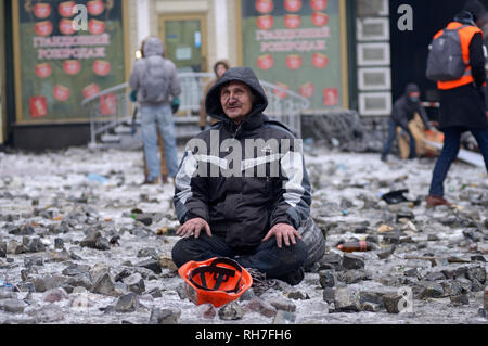 Vista di Grushevskogo street, protester seduta. Rivoluzione della dignità, street scontri. Il 21 gennaio 2014. A Kiev, Ucraina Foto Stock