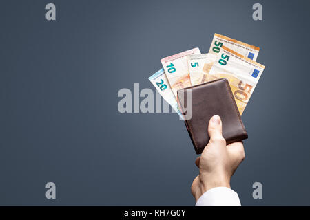 Diverse banconote in euro fuori del portafogli Foto Stock