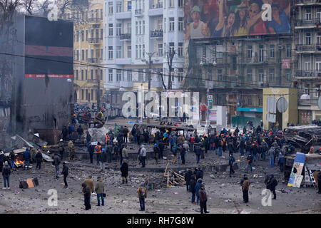 Vista di Grushevskogo street, barricate e i manifestanti a piedi attorno a. Rivoluzione della dignità, street scontri. Il 21 gennaio 2014. A Kiev, Ucraina Foto Stock