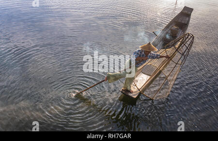 Lago Inle/ Myanmar- gennaio 12,2019: tradizionale Intha pescatore in barca lungo la mattina presto sul Lago Inle Foto Stock