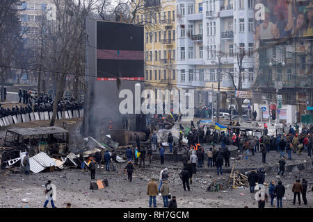 Vista di Grushevskogo street, barricate e i manifestanti a piedi attorno a. Rivoluzione della dignità, street scontri. Il 21 gennaio 2014. A Kiev, Ucraina Foto Stock