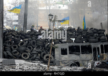 Vista di Grushevskogo street, barricate e i manifestanti a piedi attorno a. Rivoluzione della dignità, street scontri. Il 21 gennaio 2014. A Kiev, Ucraina Foto Stock