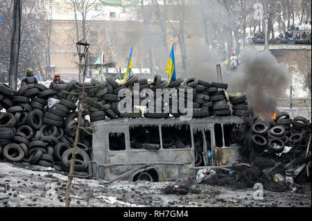 Vista di Grushevskogo street, barricate e i manifestanti a piedi attorno a. Rivoluzione della dignità, street scontri. Il 21 gennaio 2014. A Kiev, Ucraina Foto Stock