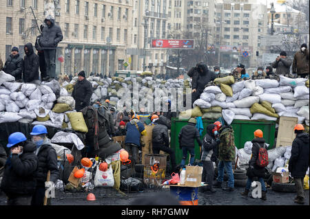 Vista di Grushevskogo street, barricate e i manifestanti a piedi attorno a. Rivoluzione della dignità, street scontri. Il 21 gennaio 2014. A Kiev, Ucraina Foto Stock