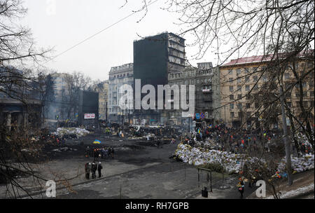 Vista di Grushevskogo street, barricate e i manifestanti a piedi attorno a. Rivoluzione della dignità, street scontri. Il 21 gennaio 2014. A Kiev, Ucraina Foto Stock