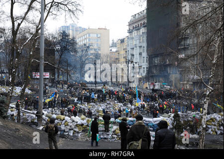 Vista di Grushevskogo street, barricate e i manifestanti a piedi attorno a. Rivoluzione della dignità, street scontri. Il 21 gennaio 2014. A Kiev, Ucraina Foto Stock