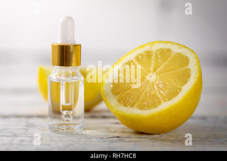 Olio essenziale di limone bottiglia con limone fresco Foto Stock