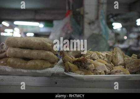 La cucina dello chef a base di noodle con gamberi e carne di pesce palla in un ristorante locale, Thailandia street food a Sakon Nakhon , della Thailandia . Foto Stock