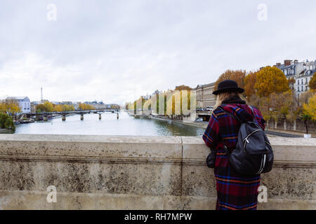 Parigi (Francia) - passeggiate lungo la Senna in una giornata invernale Foto Stock