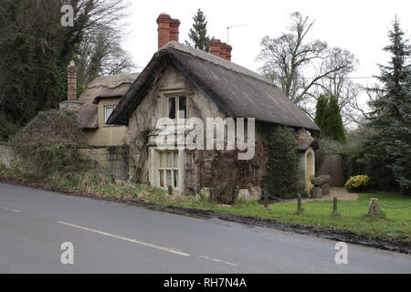 Tradizionale cottage con tetto in paglia in Tisbury, Fonthill Estate in South Wiltshire, Inghilterra, Gran Bretagna Foto Stock