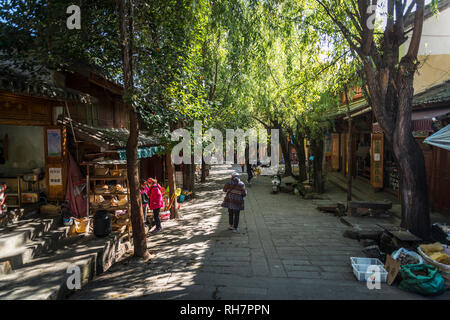 Main Street, Shaxi, una storica città mercato, Yunnan, Cina Foto Stock