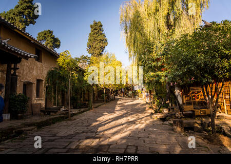 Main Street, Shaxi, una storica città mercato, Yunnan, Cina Foto Stock