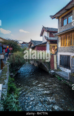 Wanziqiao ponte su un canale, la Città Vecchia di Lijiang, città storica, nella provincia dello Yunnan in Cina Foto Stock