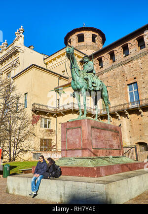 Monumento ai Cavalieri d'Italia con il castello degli Acaja castello in background. Piazza Castello. Torino Piemonte, Italia. Foto Stock