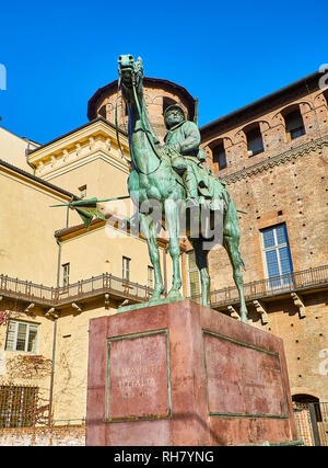 Monumento ai Cavalieri d'Italia con il castello degli Acaja castello in background. Piazza Castello. Torino Piemonte, Italia. Foto Stock