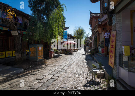 Strada di ciottoli, Shuhe antica città di Lijiang, nella provincia dello Yunnan in Cina Foto Stock