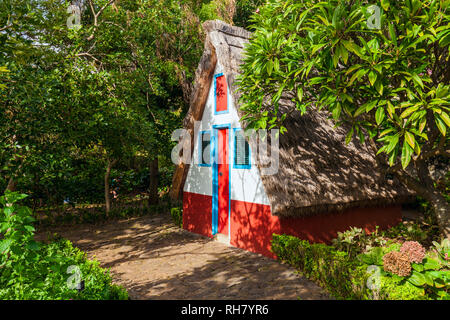 Tipica casa di Madeira Palheiro in Funchal giardini botanici FUNCHAL Jardim Botanico sopra la città capitale di Funchal, Madeira, Portogallo, Unione Europea, Europa Foto Stock