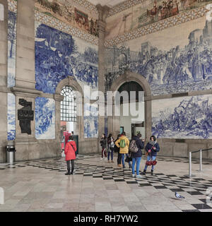 Sala del San Bento stazione ferroviaria decorata con piastrelle blu, un conto della storia del Portogallo nella città di Porto Foto Stock